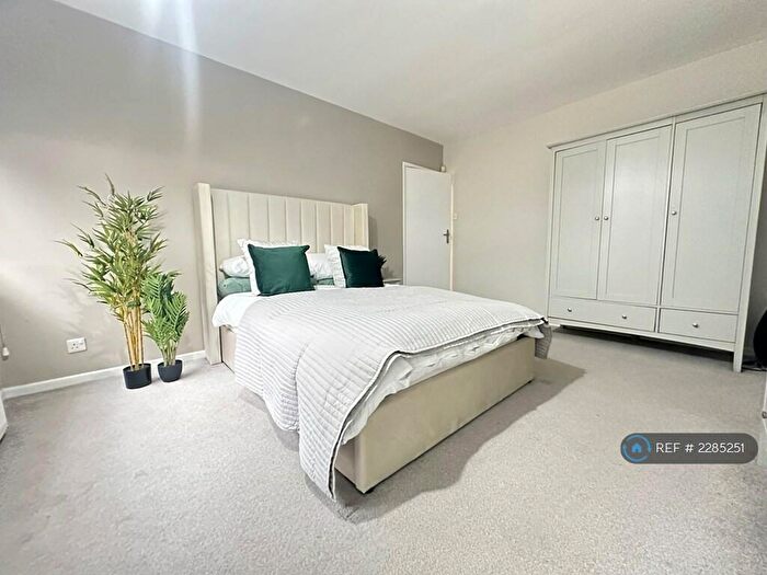 2 Bedroom Flat To Rent In Hillside Court, Leeds, LS7