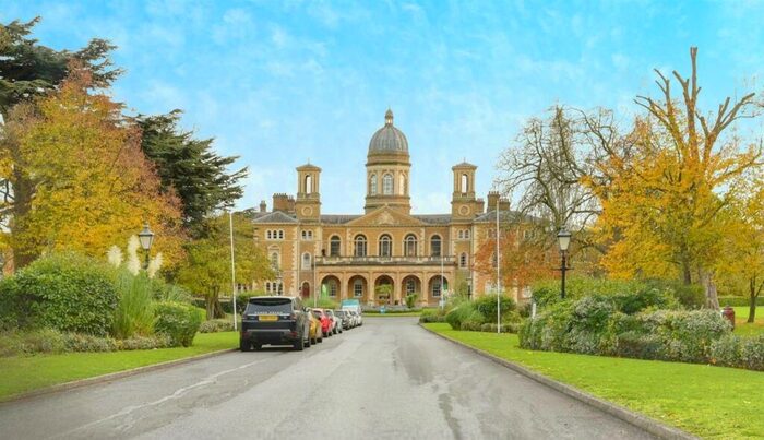 3 Bedroom Semi-Detached House To Rent In Royal Drive, London, N11