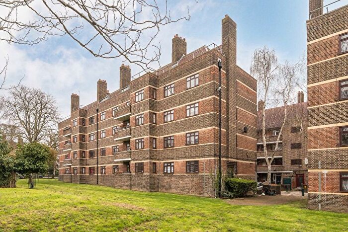3 Bedroom Flat To Rent In Poynders Gardens, Clapham South, SW4
