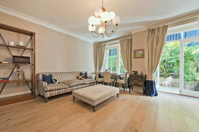 3 Bedroom Flat To Rent In Basil Street, Knightsbridge, SW3