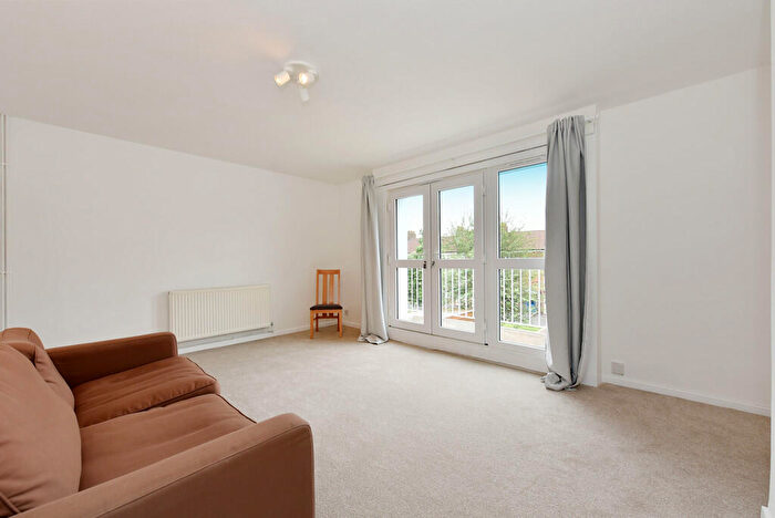 3 Bedroom Maisonette To Rent In Parkside Estate, London, E9
