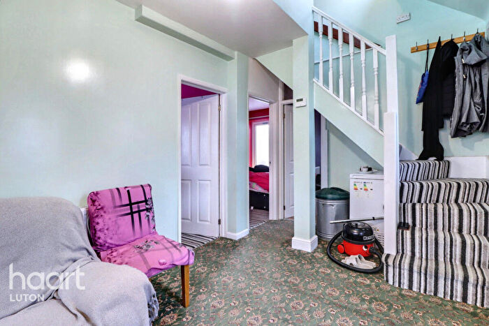 3 Bedroom Semi-Detached Bungalow For Sale In Poplar Avenue, Luton, LU3