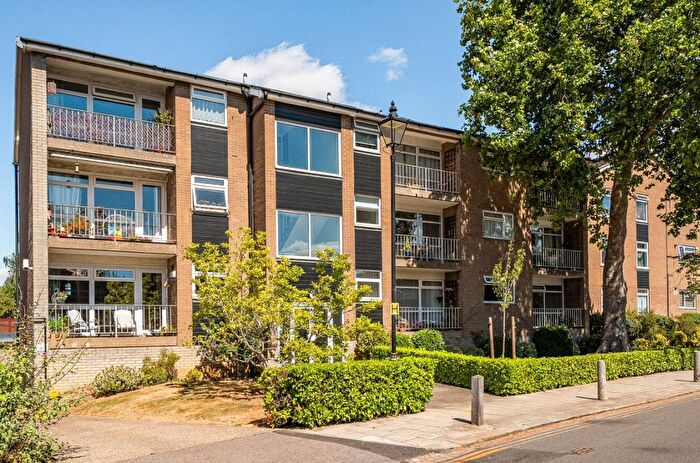 2 Bedroom Flat For Sale In Pemberley Avenue, Bedford, MK40