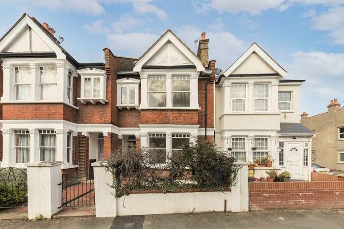 3 Bedroom Property To Rent In Leighton Road, London, W13