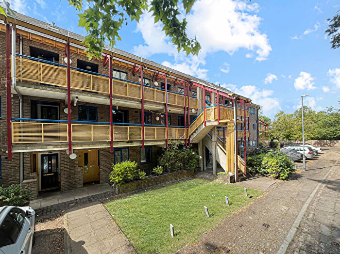 3 Bedroom Apartment For Sale In Grasmere Gardens, Cambridge, CB4