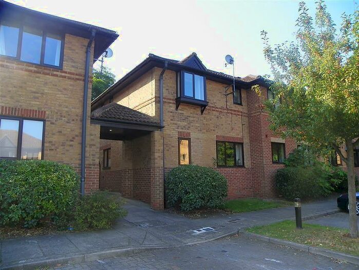2 Bedroom Flat To Rent In St Swithins Court, Polehampton Close, Twyford, RG10