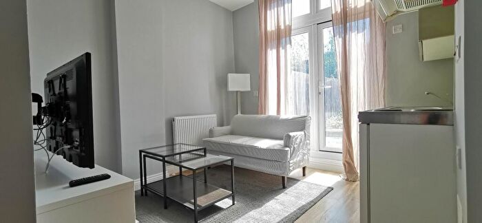 Studio To Rent In Heathfield Park, Willesden, NW2