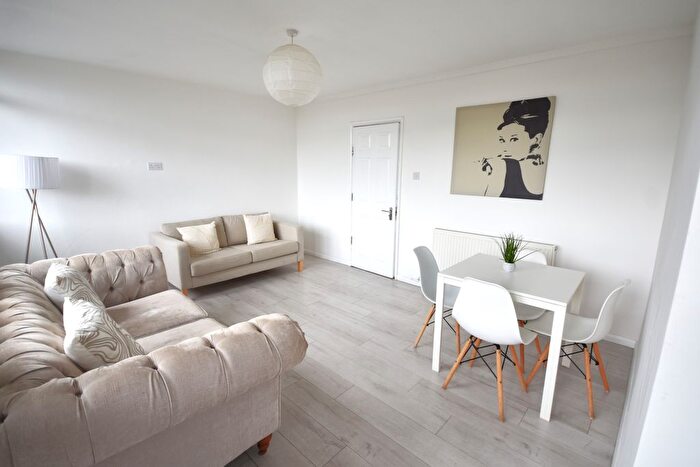3 Bedroom Maisonette To Rent In Ramsey Street, Bethnal Green, E2