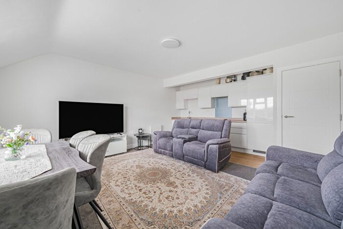 1 Bedroom Maisonette For Sale In Staines Road West, Sunbury-On-Thames, Surrey, TW16