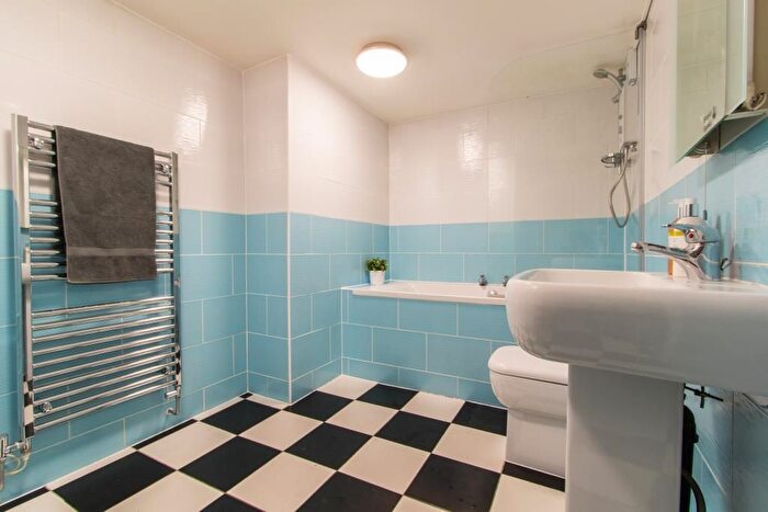 6 Bedroom Flat To Rent In Ladybarn Road, Manchester, M14