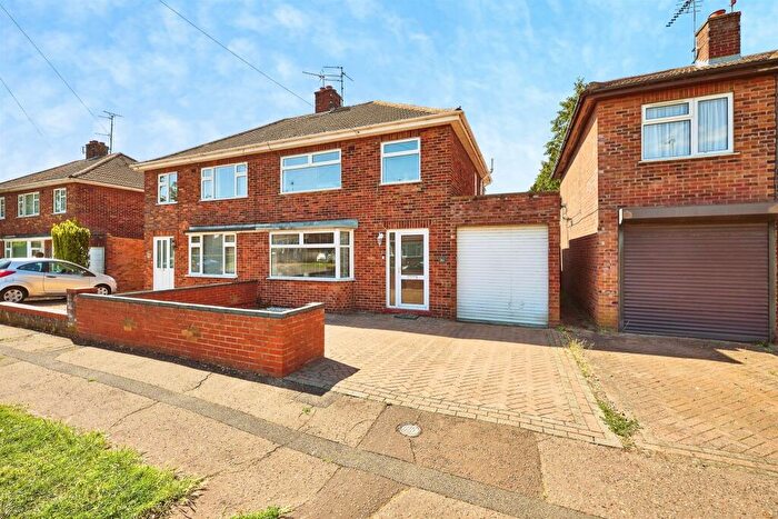 3 Bedroom Semi Detached House For Sale In Croyland Road, Peterborough, PE4