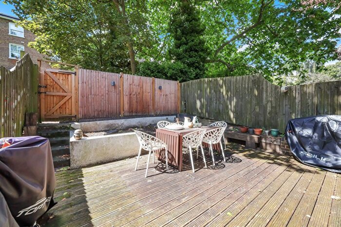 2 Bedroom Flat For Sale In Great Western Road, London, W11