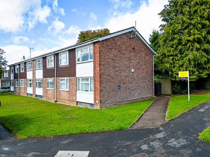 2 Bedroom Flat For Sale In Grymsdyke Road, Wigginton, HP23