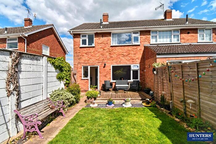 3 Bedroom Semi Detached House For Sale In Kenilworth Road, Wigston, LE18