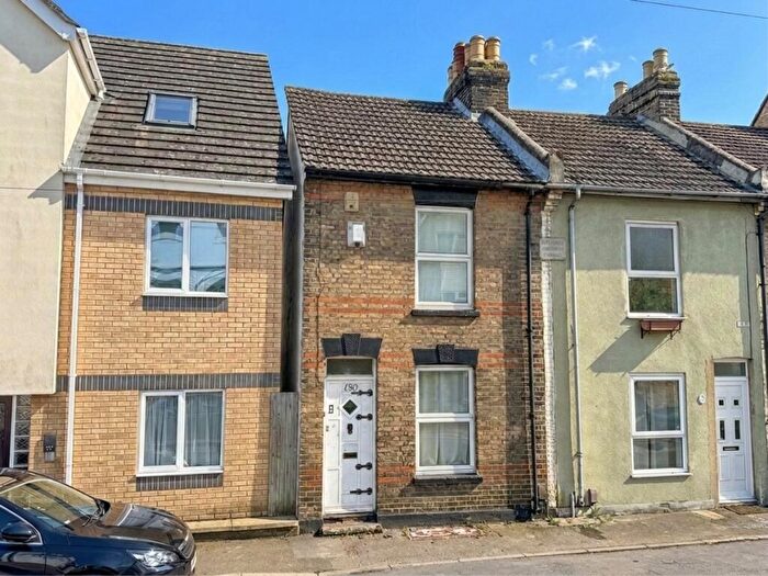 3 Bedroom End Of Terrace House For Sale In Beacon Road, Chatham, ME5