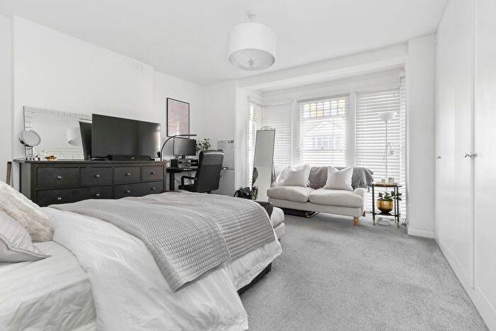 3 Bedroom Flat To Rent In Leigh Road, London, N5