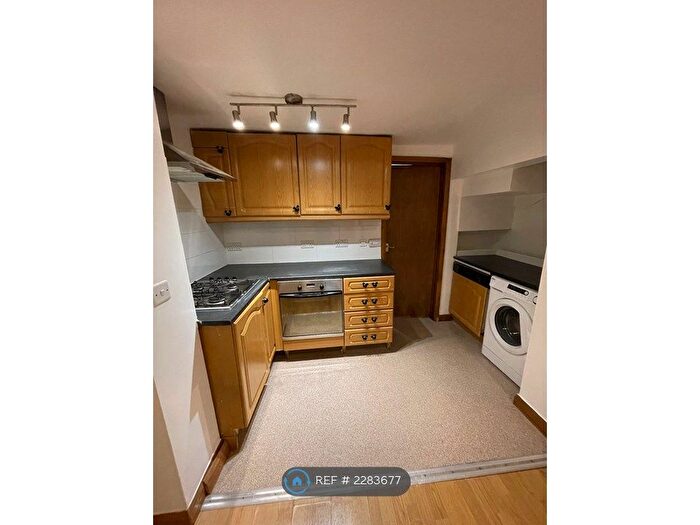 2 Bedroom Flat To Rent In A, London, SW17
