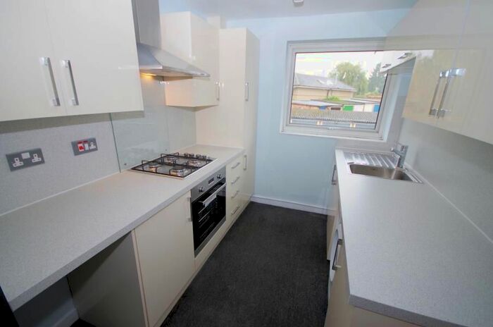 2 Bedroom Flat To Rent In Chase Side, Enfield, EN2