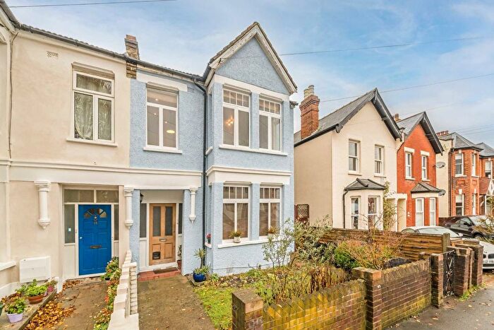 1 Bedroom Flat For Sale In Ellerton Road, Surbiton, KT6