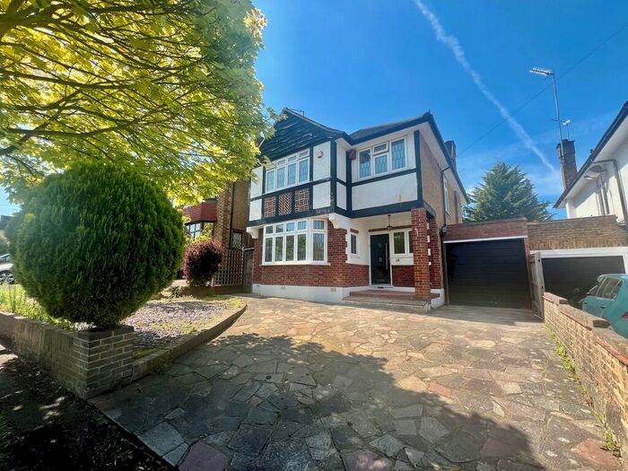 4 Bedroom Detached House To Rent In Barnhill, Pinner, HA5