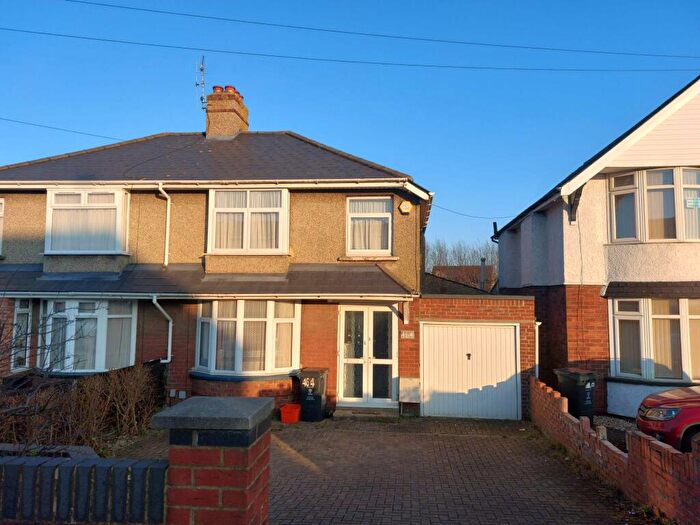 3 Bedroom Semi Detached House To Rent In Cricklade Road, Swindon, Wiltshire, SN2