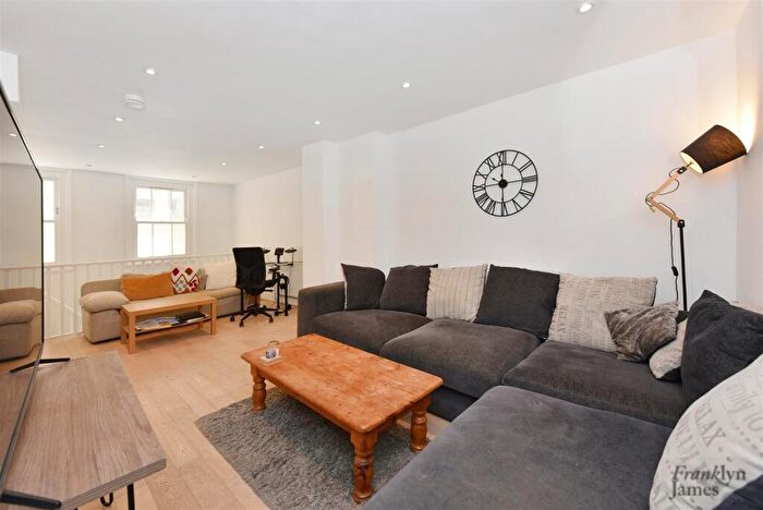 3 Bedroom Town House To Rent In Island Row, Limehouse, E14