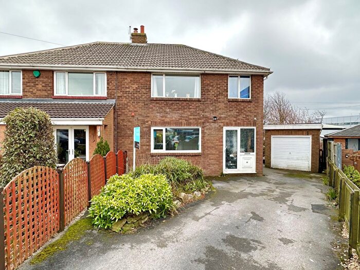 3 Bedroom Detached House To Rent In Dunsmore Drive, Huddersfield, HD3