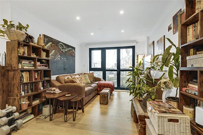 3 Bedroom Flat To Rent In Lewis Gardens, London, N16