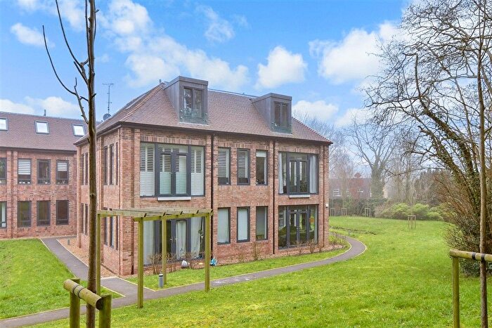 1 Bedroom Flat For Sale In North Ash Road, New Ash Green, Longfield, Kent, DA3