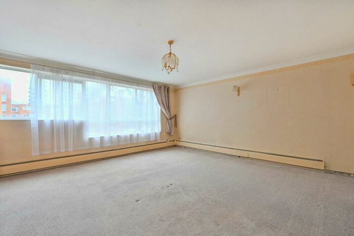 2 Bedroom Flat To Rent In Homefield Park, Sutton, SM1