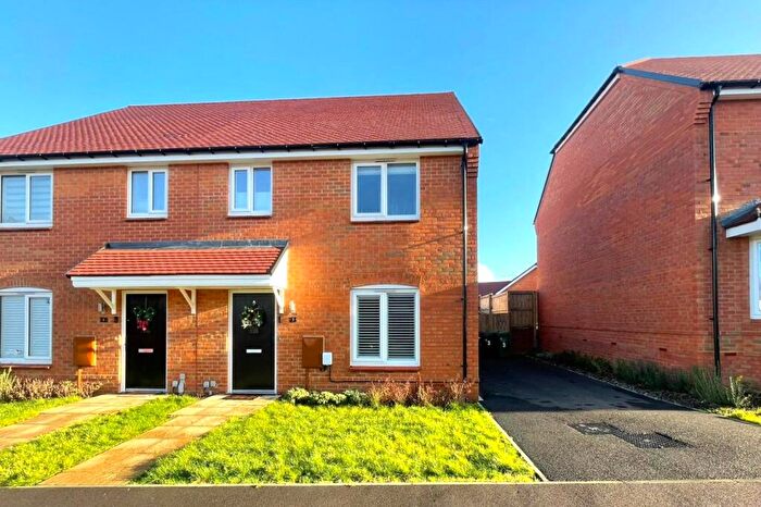 3 Bedroom Semi Detached House For Sale In Hylle Way, Tongham, Surrey, GU10
