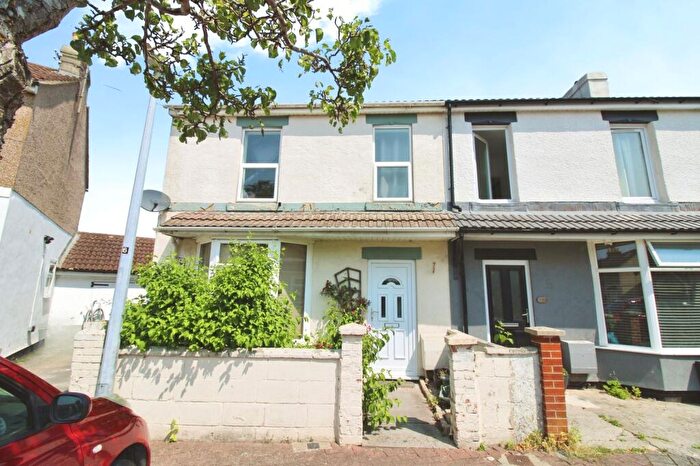 3 Bedroom Semi-Detached House For Sale In Caulfield Road, Gorse Hill, SN2