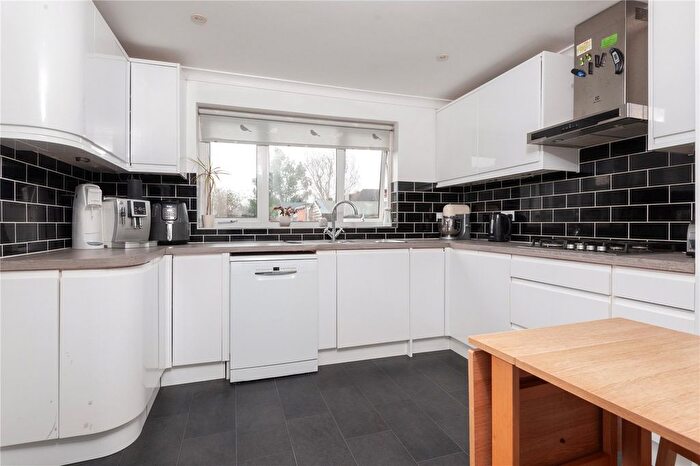 3 Bedroom End Of Terrace House For Sale In Meadway, Twickenham, TW2