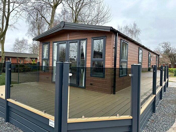 2 Bedroom Mobile/park Home For Sale In Cliffe Common, Selby, YO8
