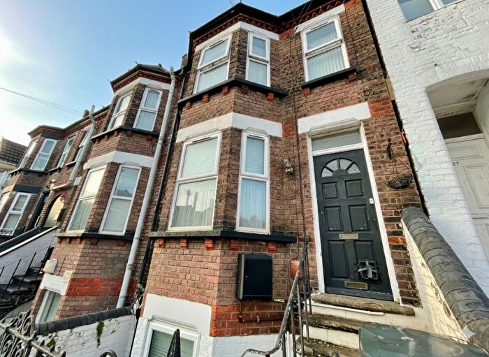 3 Bedroom Terraced House For Sale In Clarendon Road, Luton, Bedfordshire, LU2