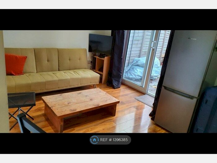 1 Bedroom Flat To Rent In Lovelace Gardens, Surbiton, KT6