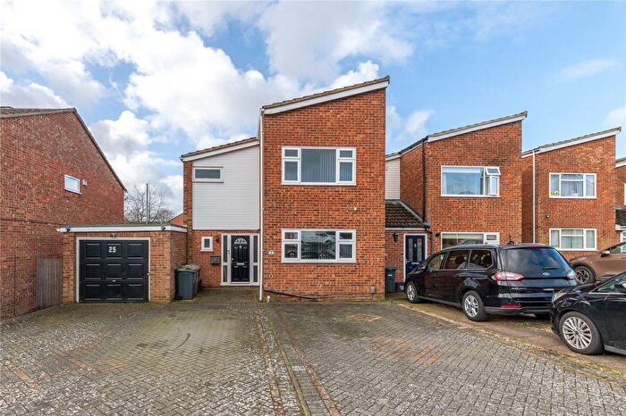 3 Bedroom Link Detached House For Sale In Seaford Close, Luton, Bedfordshire, LU2