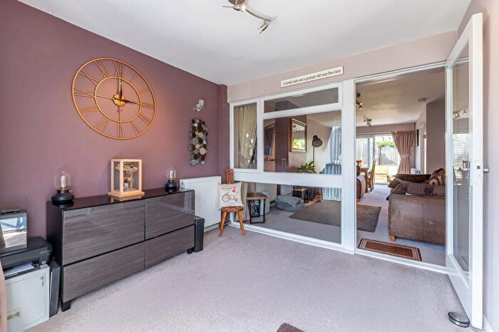 3 Bedroom Semi-Detached House For Sale In High Beech Road, Sundon Park, LU3