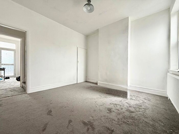 2 Bedroom End Of Terrace House To Rent In Butlin Road, Luton, LU1