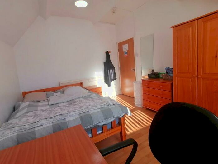 4 Bedroom Semi-Detached House To Rent In College Road, Bangor, Gwynedd, LL57