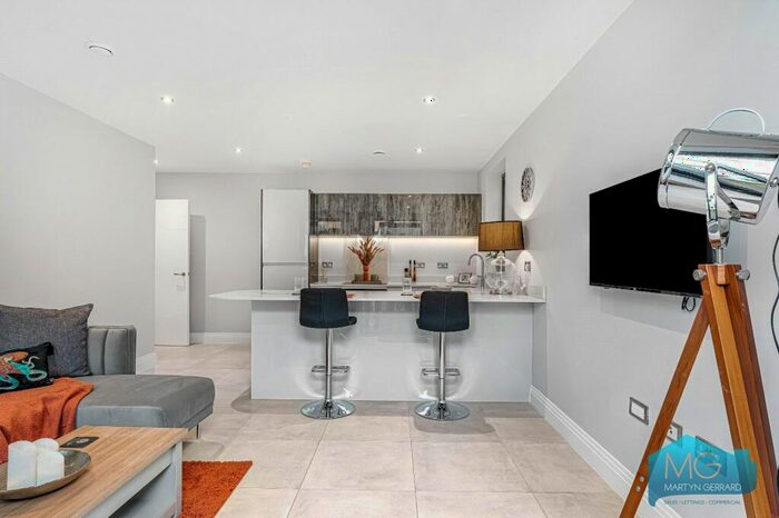 2 Bedroom Apartment For Sale In Brownlow Road, London, N11