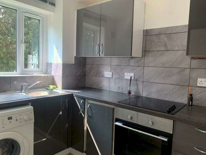 1 Bedroom Detached House To Rent In Linwood Crescent Enfield, EN1