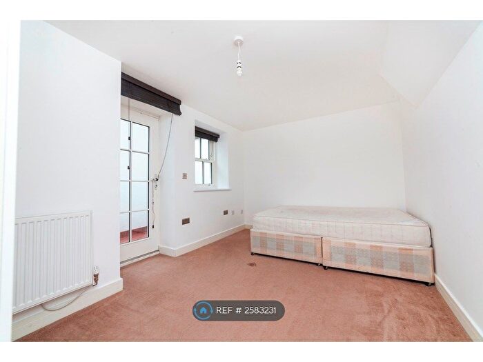 3 Bedroom Flat To Rent In Glengall Road, London, SE15