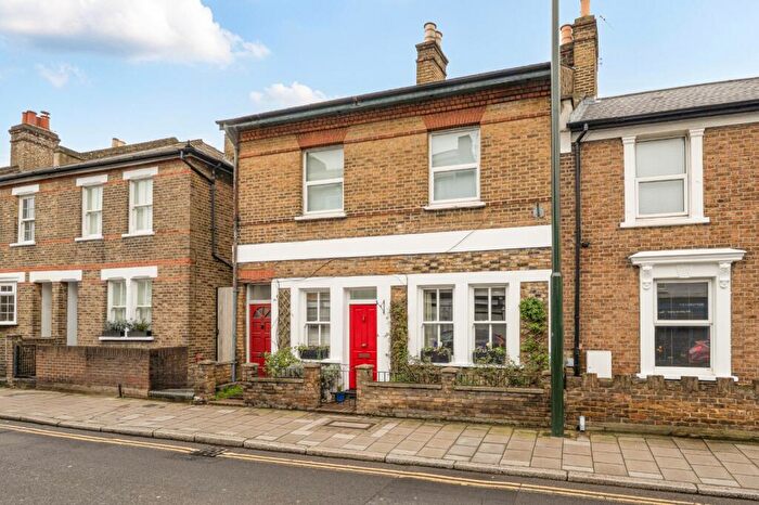 2 Bedroom Maisonette For Sale In High Street, Hampton Wick, Greater London, KT1
