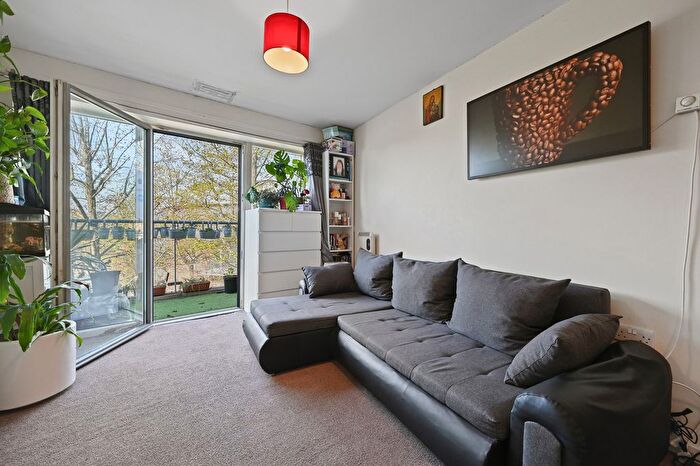 2 Bedroom Flat For Sale In Banstead Court, London, W12