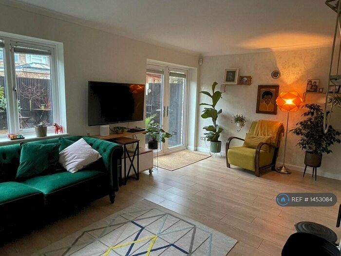 3 Bedroom Semi-Detached House To Rent In Wedderburn Close, Wokingham, RG41