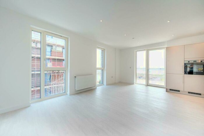 3 Bedroom Flat To Rent In Kings Hill, Barking, IG11