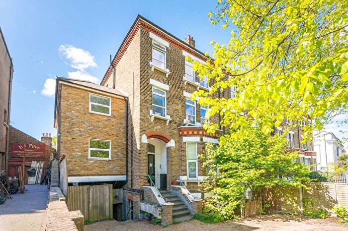 2 Bedroom Flat To Rent In Central Hill, Crystal Palace, London, SE19