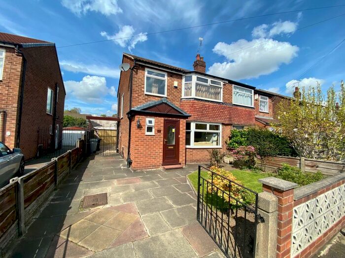 3 Bedroom House To Rent In Carlyn Avenue, Sale, M33