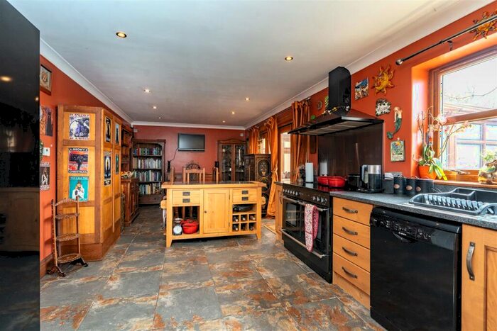 4 Bedroom Detached House For Sale In Chapelgate, Sutton St. James, Spalding, PE12